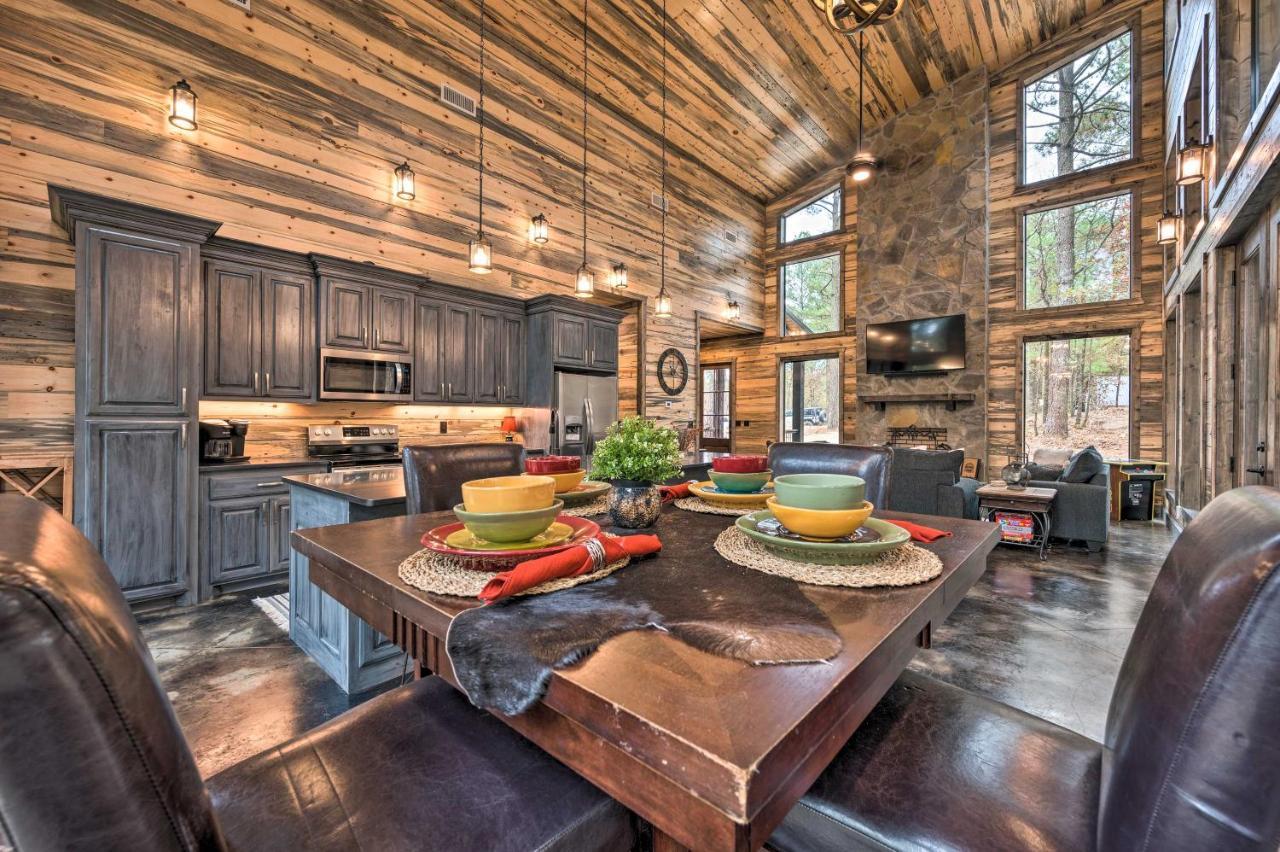 Luxury Cabin In The Woods With Hot Tub And Yard Games! Broken Bow Esterno foto